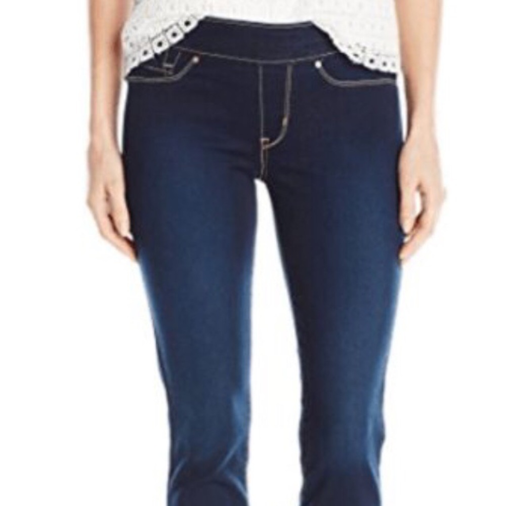 Levi’s signature pull on capris